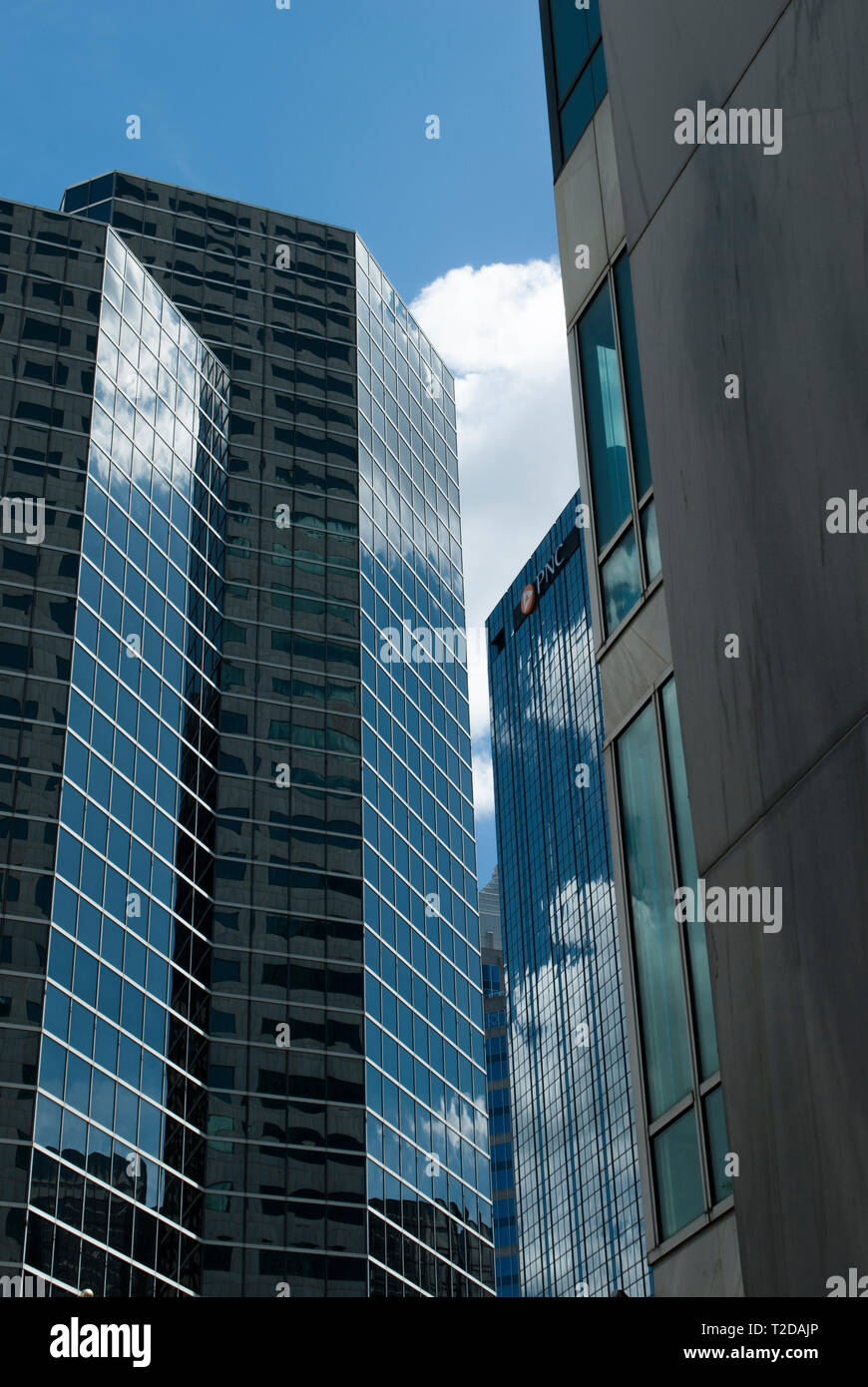 Glas und Stahl moderne Architektur Patterns mit der Reflexion von Cloud an der Wand. Schattierungen von Blau. Zellen, geometrischen Design. Stockfoto