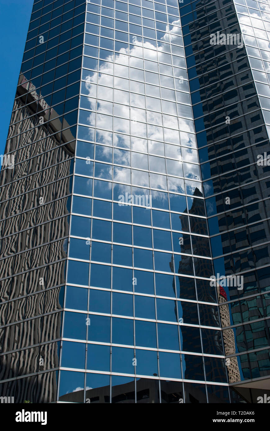 Glas und Stahl der modernen Architektur Patterns mit der Reflexion von Wolken an der Wand. Schattierungen von Blau. Zellen, Zeilen, geometrische futuristischen Design. Stockfoto