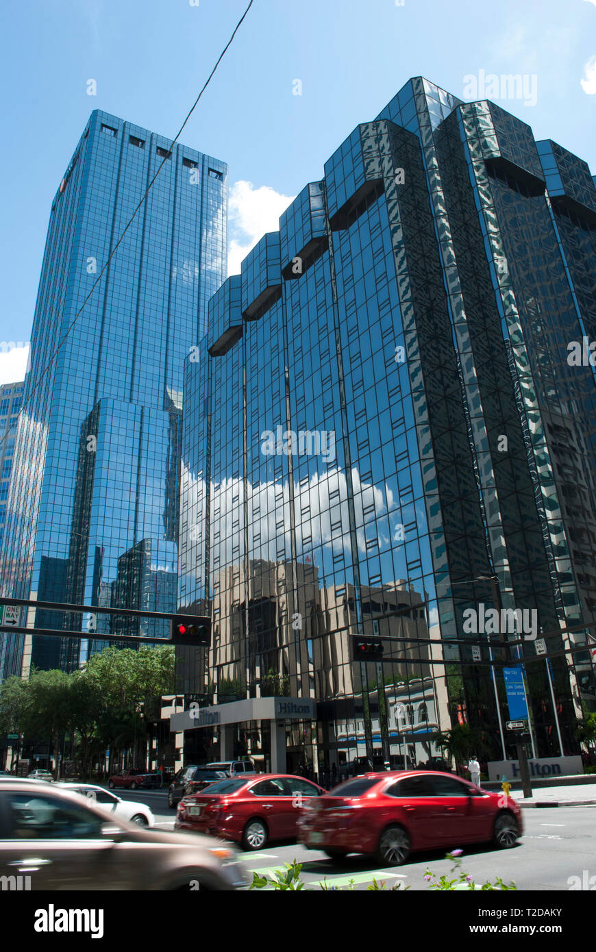 Urban Style moderne Gebäude aus Glas und Stahl mit Reflexion der blauen Himmel und Wolken auf der Oberfläche kommt. Stockfoto