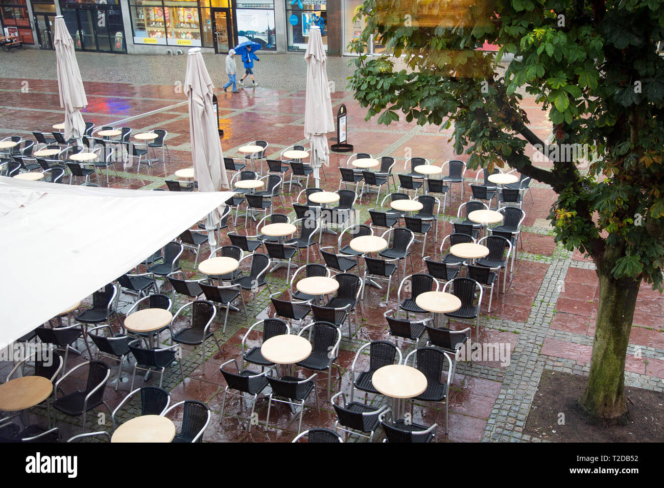 Eine einsame Square mit einem leeren Essbereich im Freien. Stockfoto