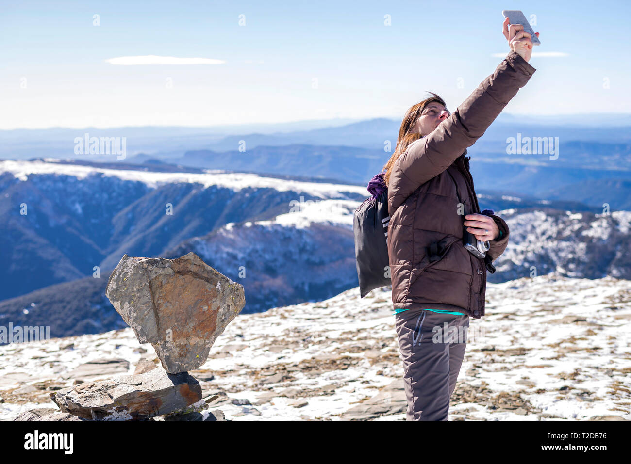 Junge Frau mit einem selfie in die Spitze des Berges Stockfoto