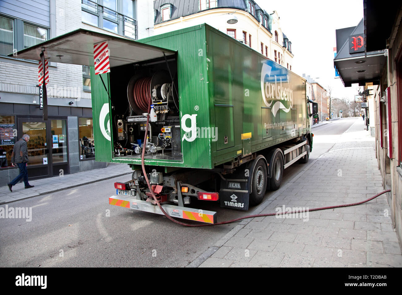Lkw, von Carlsberg Brauerei, das Bier zu einem Restaurant bietet. Stockfoto
