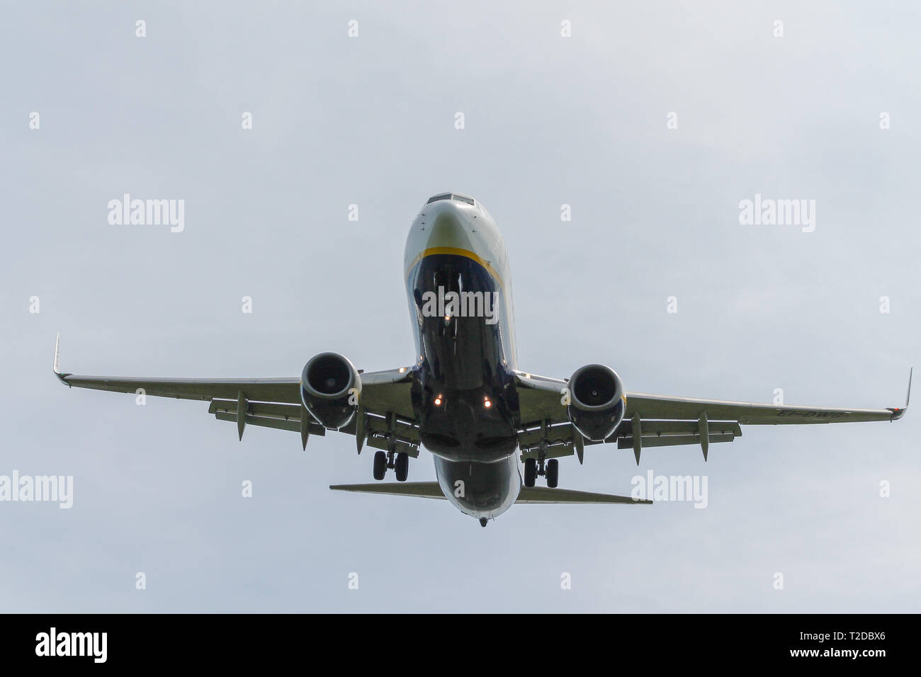 Ryanair Boeing 737-800 Jet Plane Landing mit Landeausrüstung nach unten und am Flughafen Cork ausgefahrenen Klappen Stockfoto