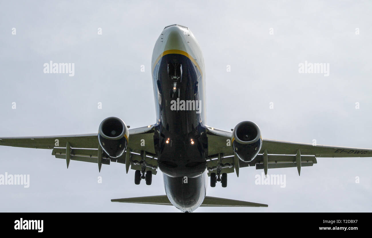 Ryanair Boeing 737-800 Jet Plane Landing mit Landeausrüstung nach unten und am Flughafen Cork ausgefahrenen Klappen Stockfoto