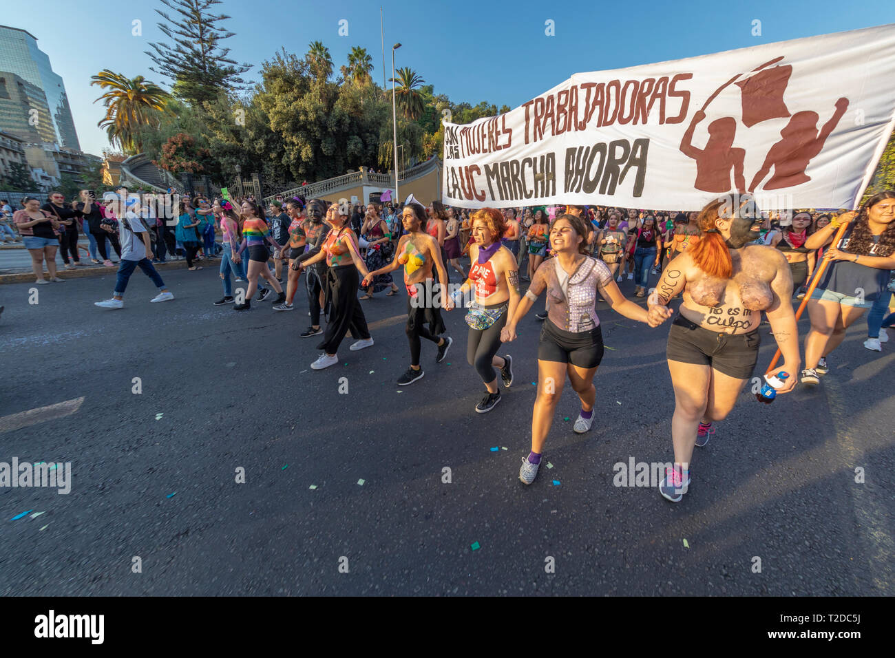 Ein Blick auf Santiago Stadtzentrum Straßen bei Tag Demonstration der Frauen. Menschen, die demonstrant Zeichen während der Tag der Frau am 8. M Stockfoto