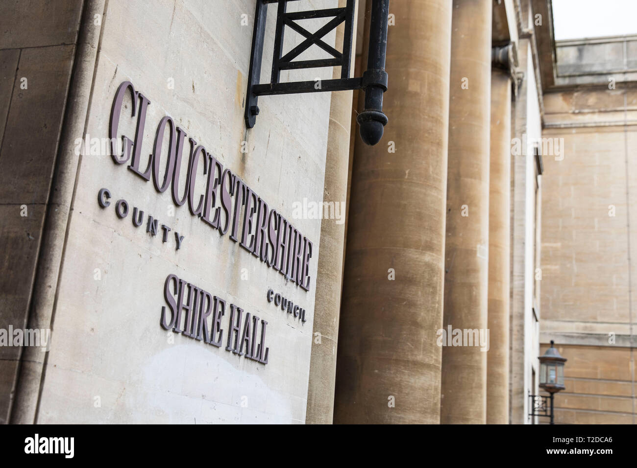 Signage außerhalb Gloucestershire County Council Shire Hall Gebäude im Stadtzentrum von Gloucester, März 2019. Stockfoto