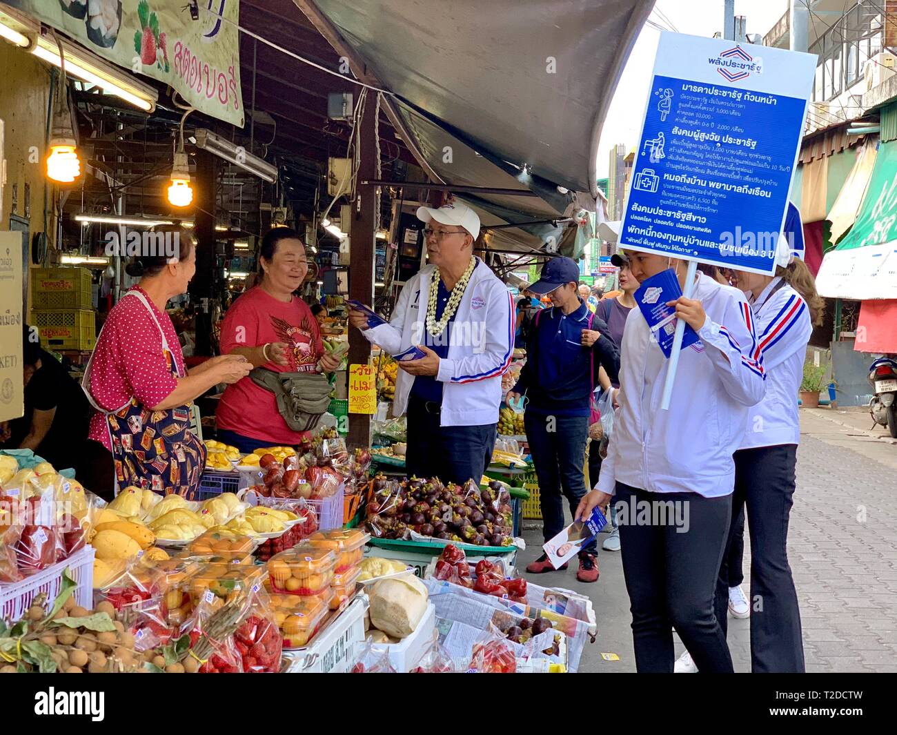 Die Kandidatinnen und Kandidaten der politischen Parteien werden vor den Parlamentswahlen in Thailand auf den Straßen von Chiang Mai geführt.das Land führt am 24. März 2019 Parlamentswahlen durch, die die erste Umfrage seit der Übernahme durch das Militär vor 5 Jahren sein werden. Stockfoto