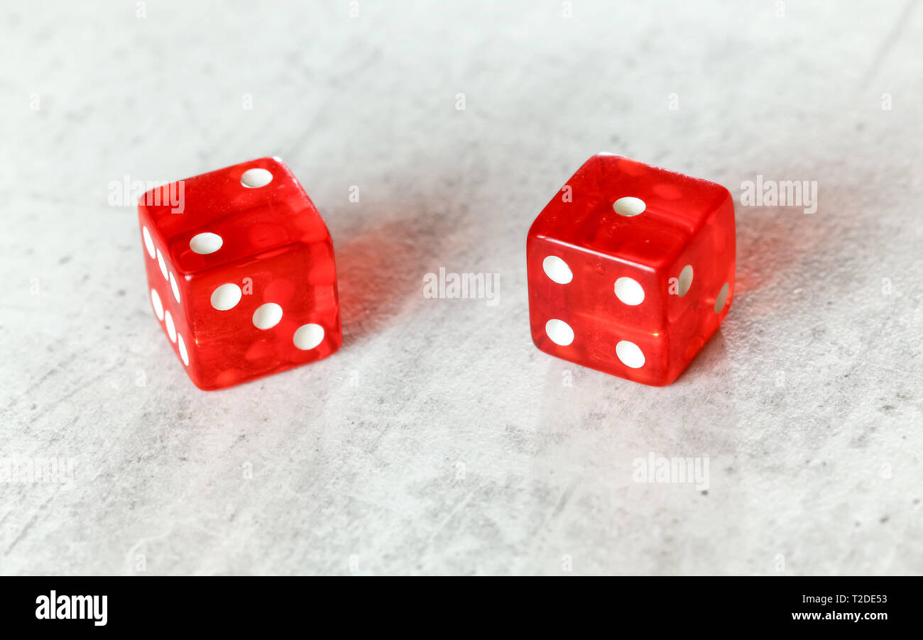 2 transparente rote Craps Würfel auf dem Whiteboard angezeigt Ace Deuce Nummer 2 und 1. Stockfoto