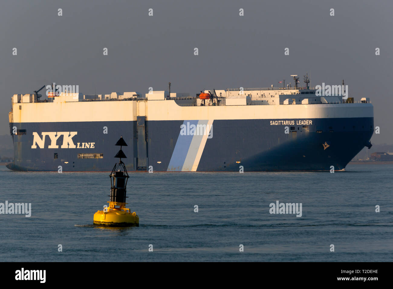 Behälter, Schiff, Madrid, Express, Southampton, Hafen, Hafen, Escourt, Start, Dienstleistungen, Master, Abreise, Wasser, den Solent, Cowes, Isle of Wight, Großbritannien, Stockfoto