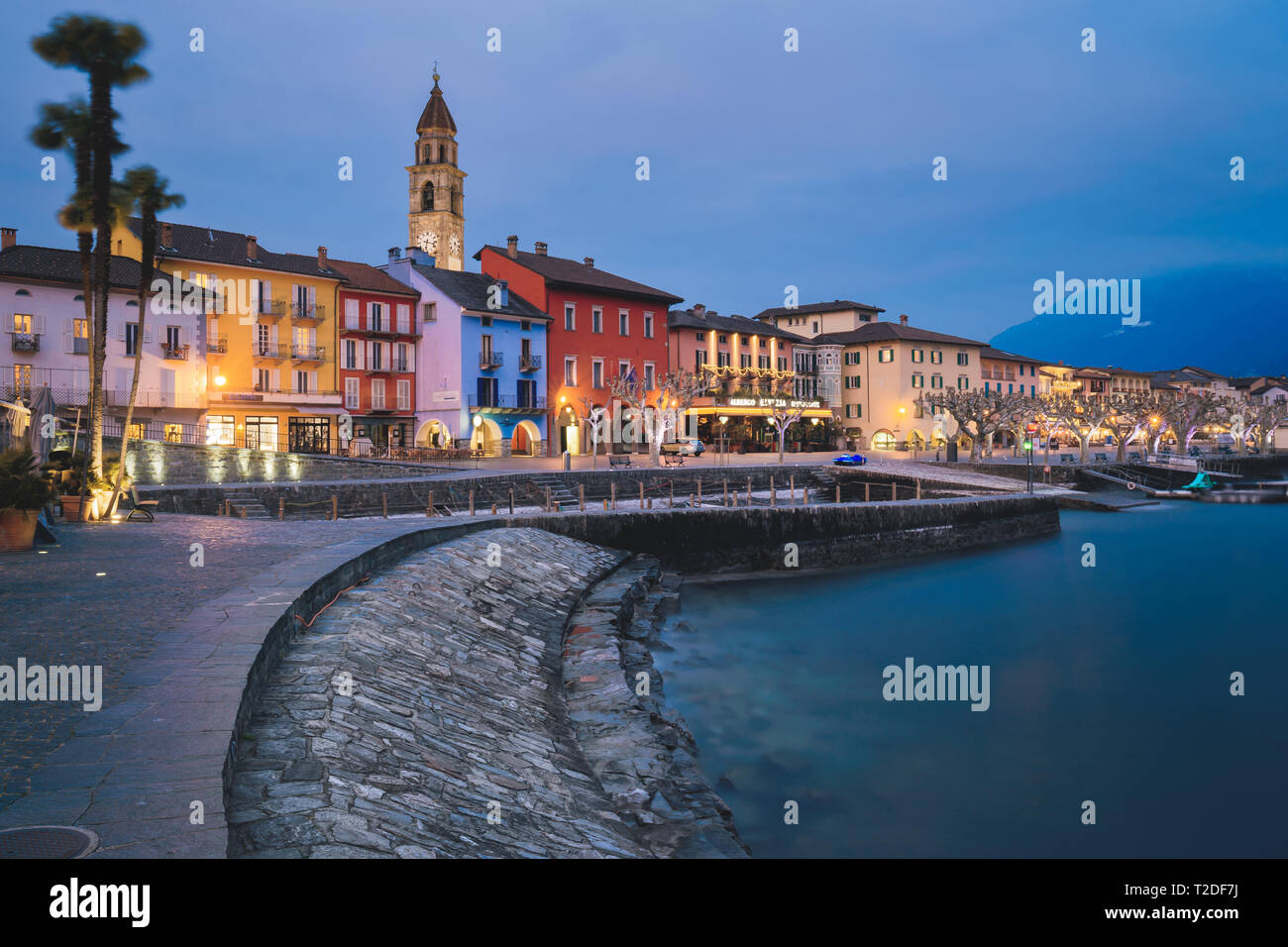 Farbenfrohe Gebäude in Ascona und der Blick von der alten Stadt am Lago Maggiore, Tessin Stockfoto