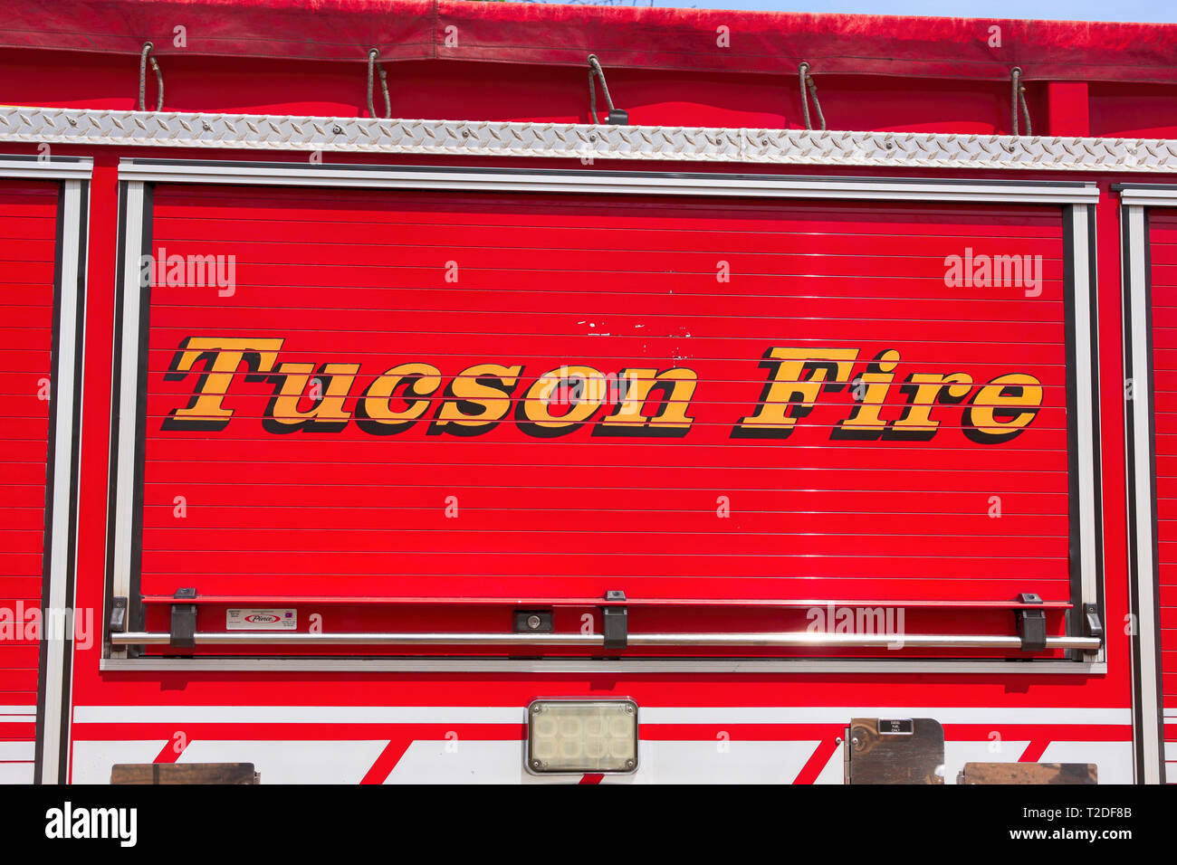 Nahaufnahme der Logo auf einem bight Zylinderoberflächen neues Löschfahrzeug der Feuerwehr in Tucson Arizona Stockfoto