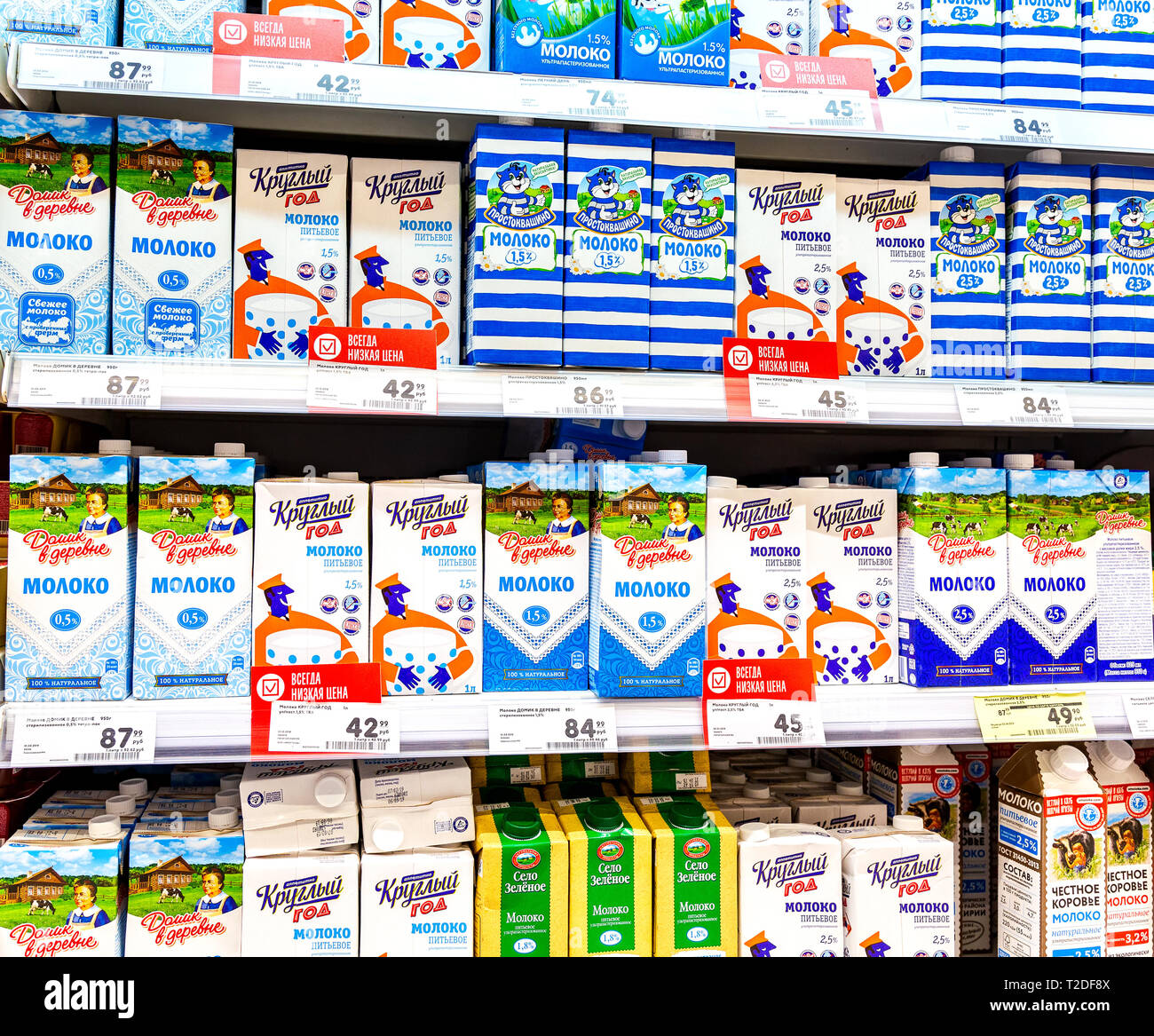 Samara, Russland - März 30, 2019: verschiedene Milchprodukte bereit zum Verkauf im Supermarkt Karusel. Verpackte Milch als Hintergrund Stockfoto