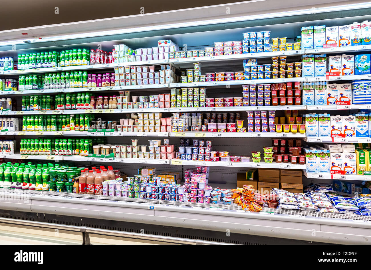 Samara, Russland - März 30, 2019: verschiedene Milchprodukte bereit zum Verkauf im Supermarkt Karusel. Verpackt Joghurt als Hintergrund Stockfoto