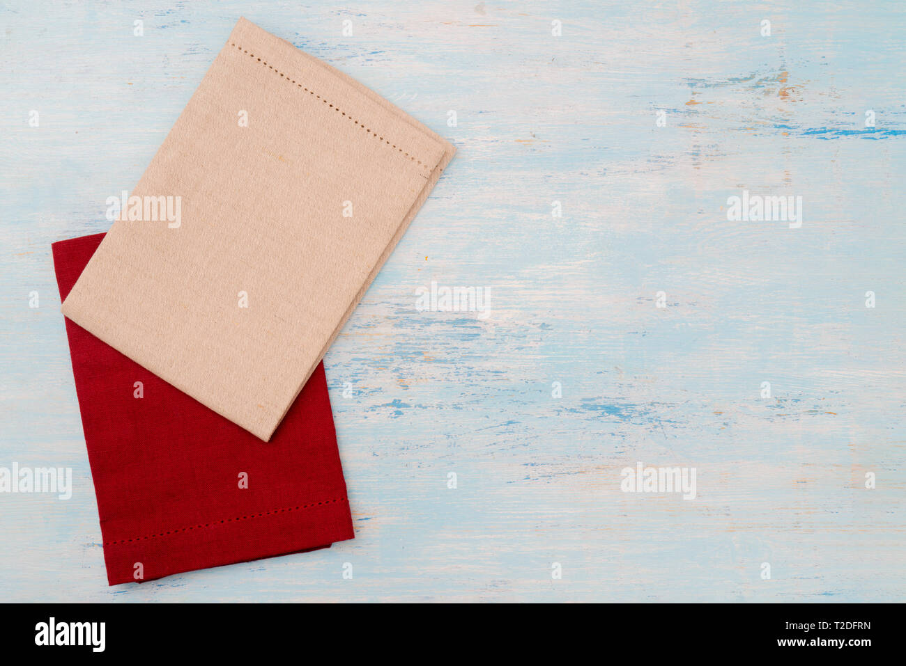 Rote und weiße Leinwand Servietten auf dem Tisch. Stockfoto