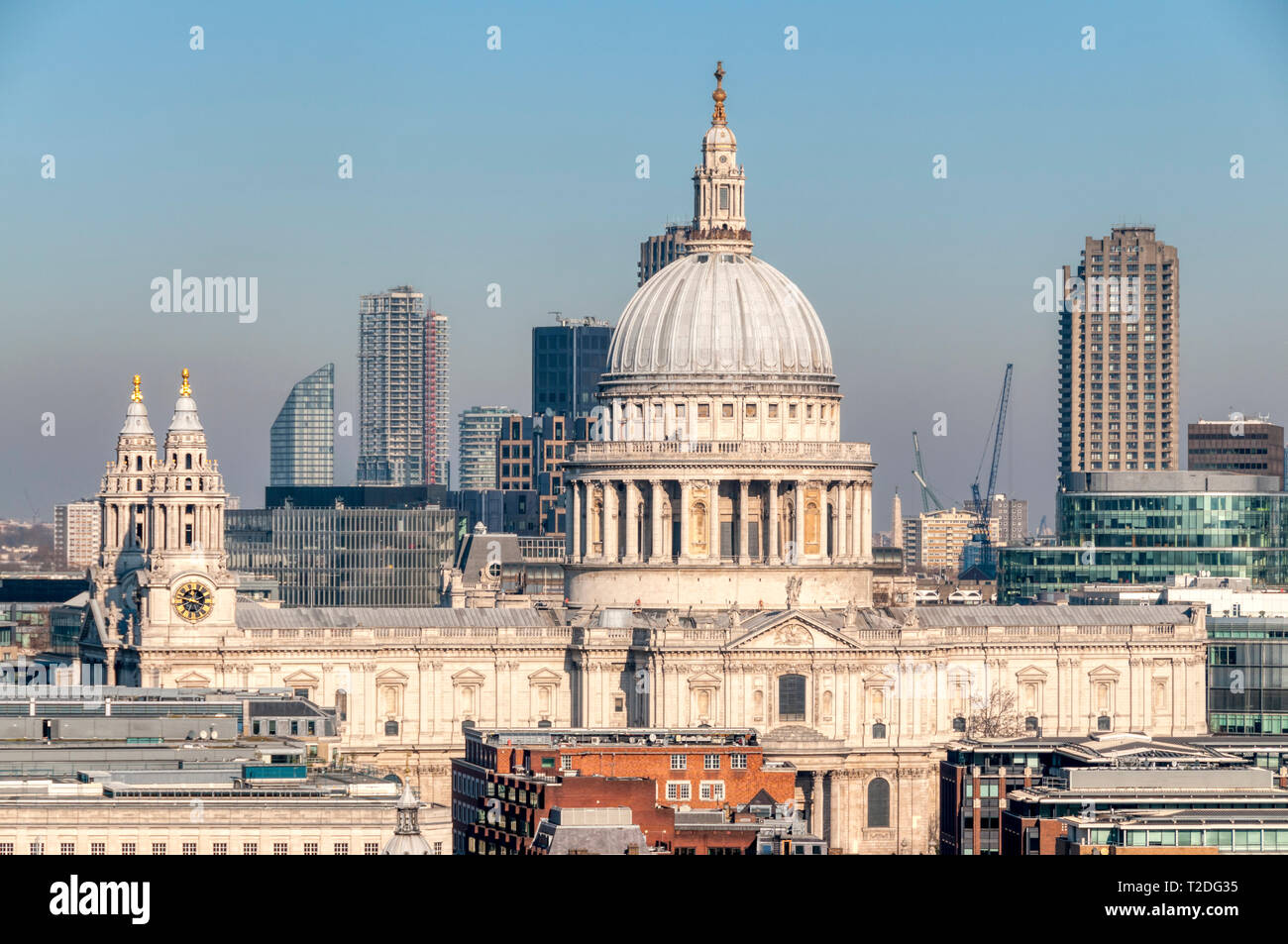 Erhöhte Teleaufnahme des Südens Erhöhung von St Paul's Cathedral, London. Stockfoto
