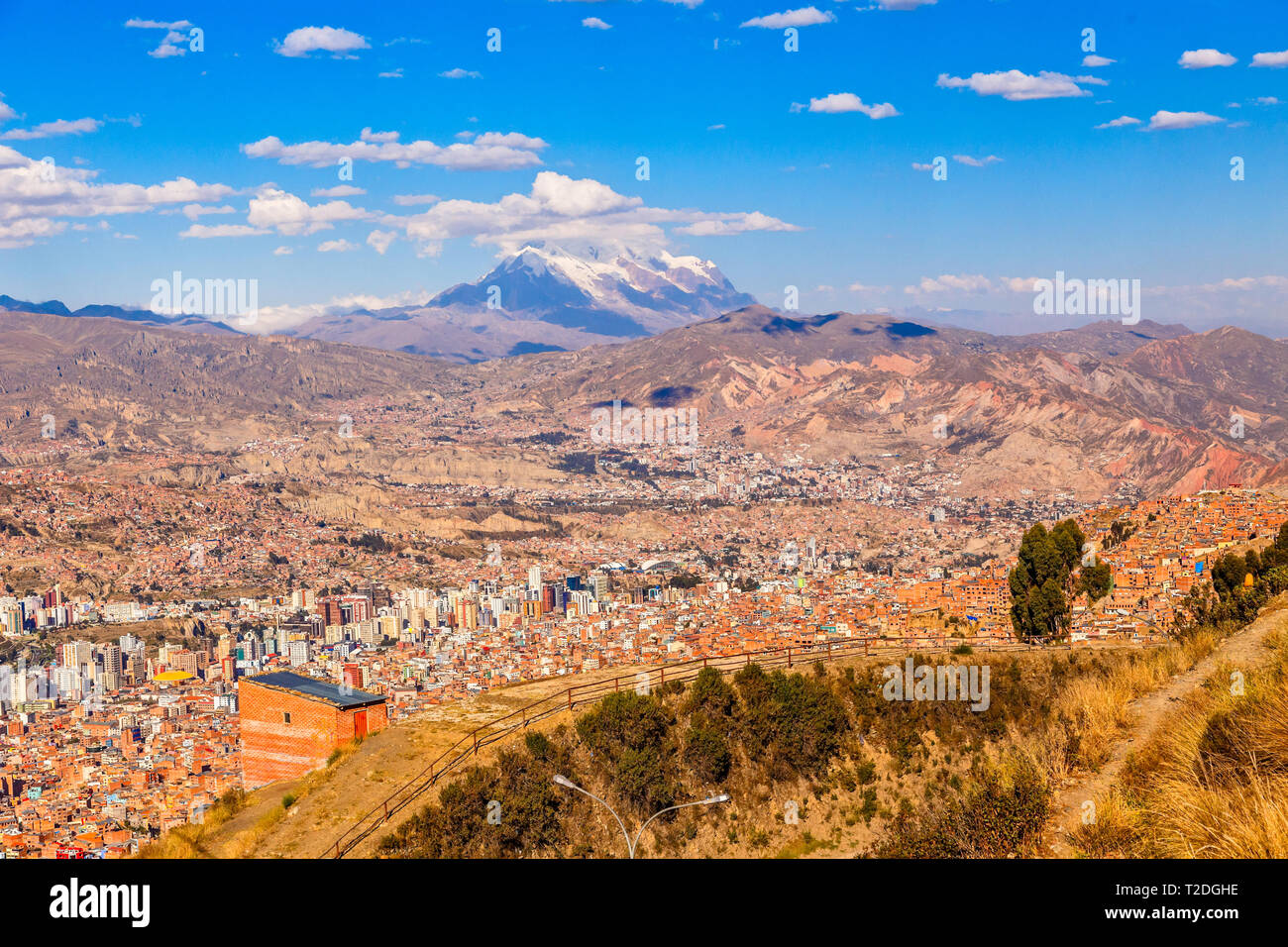 Blick auf die Snow Cap der Illimani Peak und das Tal voller Leben Häuser, El Alto, La Paz, Bolivien Stockfoto