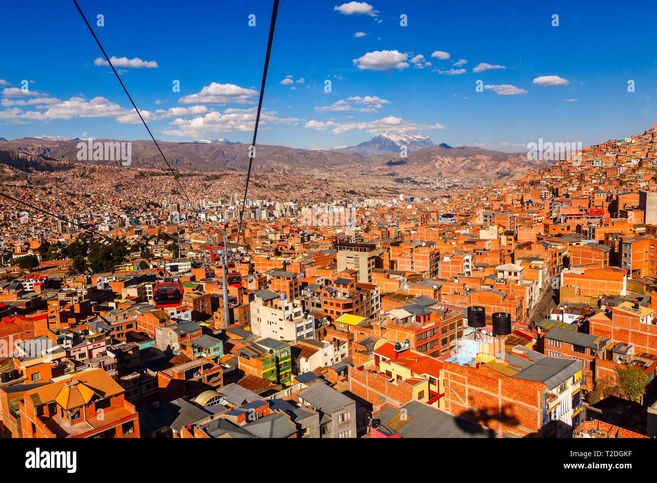 Seilbahnen oder standseilbahn System über orange Dächer und Gebäude der Bolivianischen Hauptstadt La Paz, Bolivien Stockfoto