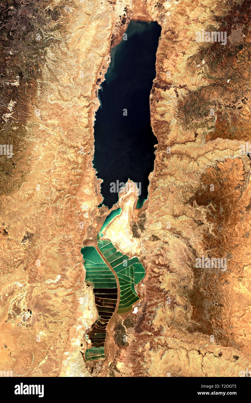 Das Tote Meer im Nahen Osten vom Weltraum aus gesehen - enthält geänderte Copernicus Sentinel Data (2019 Stockfoto