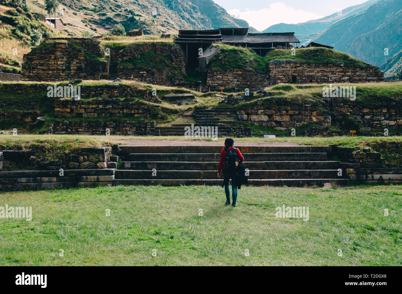 Frau besuchen ChavÌ n de HuÌÁntar, einer archäologischen und kulturellen Standort im Andenhochland von Peru Stockfoto