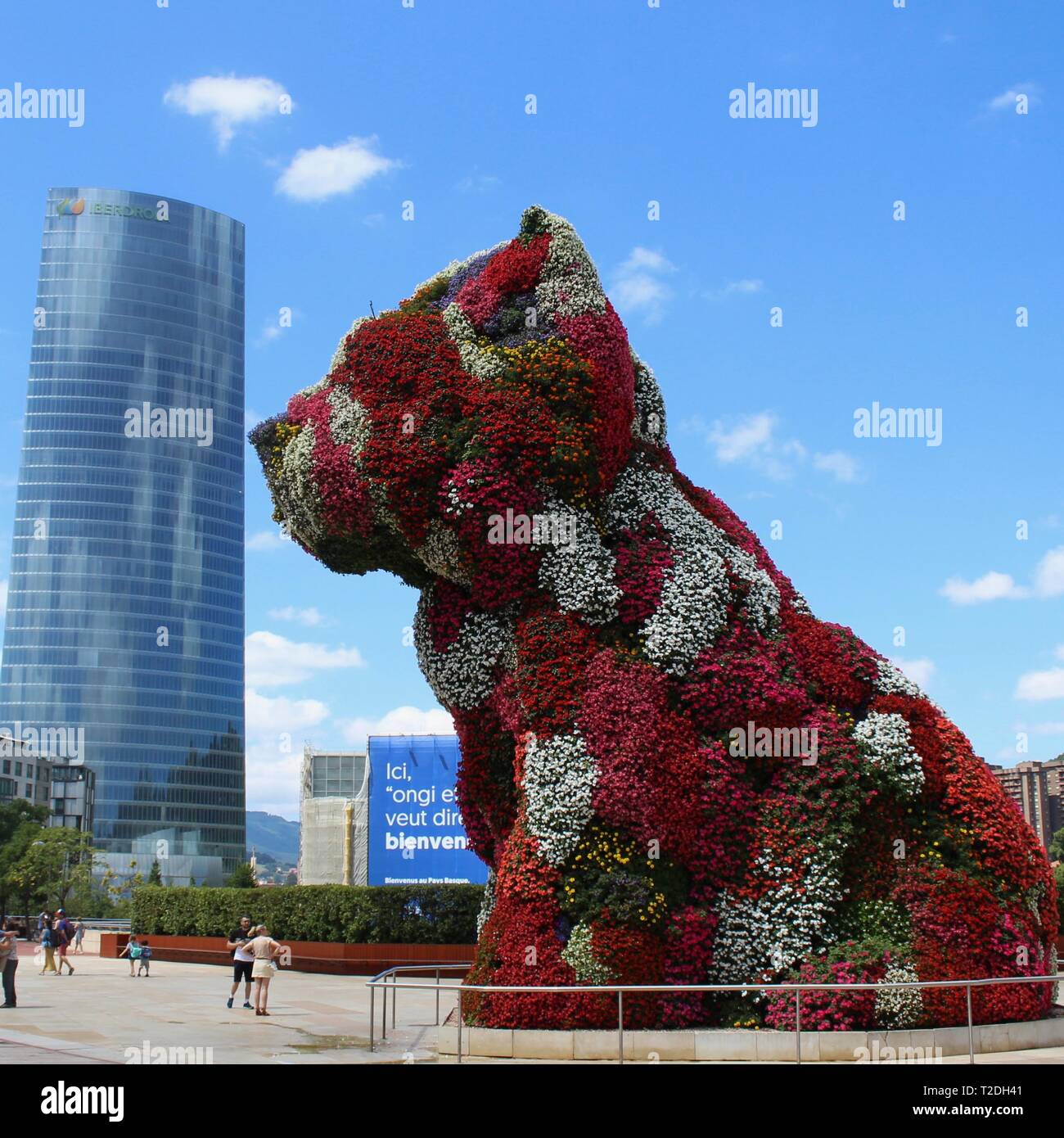 Jeff Koons‘ blumenbedeckte Puppy-Skulptur mit der Iberdrola-Turm im Hintergrund, Guggenheim-Museum Bilbao, Baskenland, Spanien Stockfoto