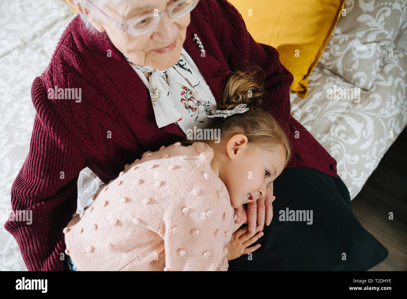 Glückliche Momente mit ihrer Urgroßmutter, ältere Dame viel Zeit mit ihrem großen Enkelin. Restless freche kleine Mädchen ein Nickerchen auf dem gre Stockfoto