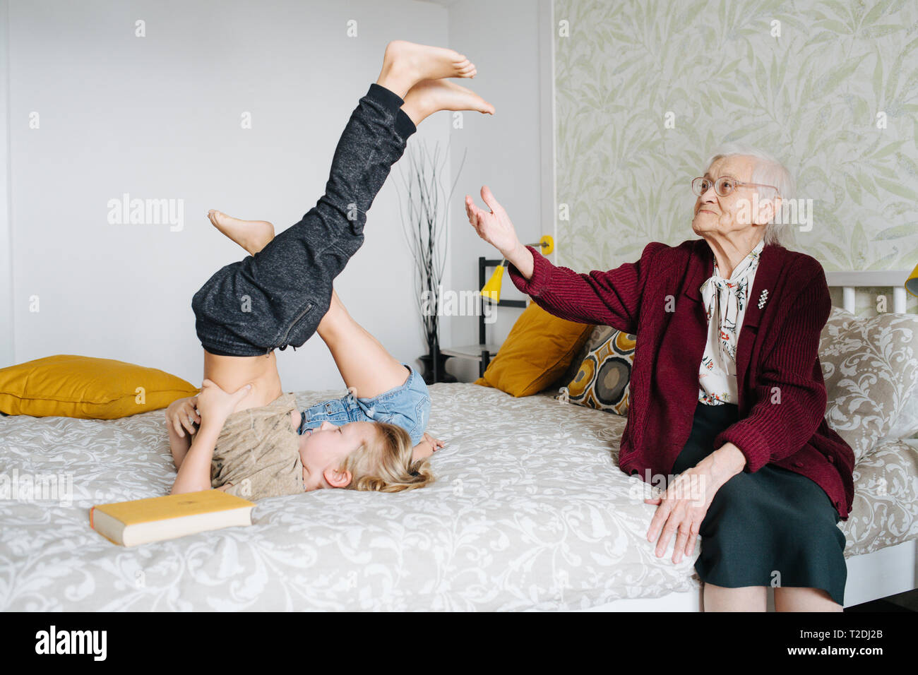 Glückliche Momente mit ihrer Urgroßmutter, ältere Dame viel Zeit mit Ihrem kleinen großen Enkelkinder. Sie zeigen Sie, was Sie tun können. Leuchter Stockfoto