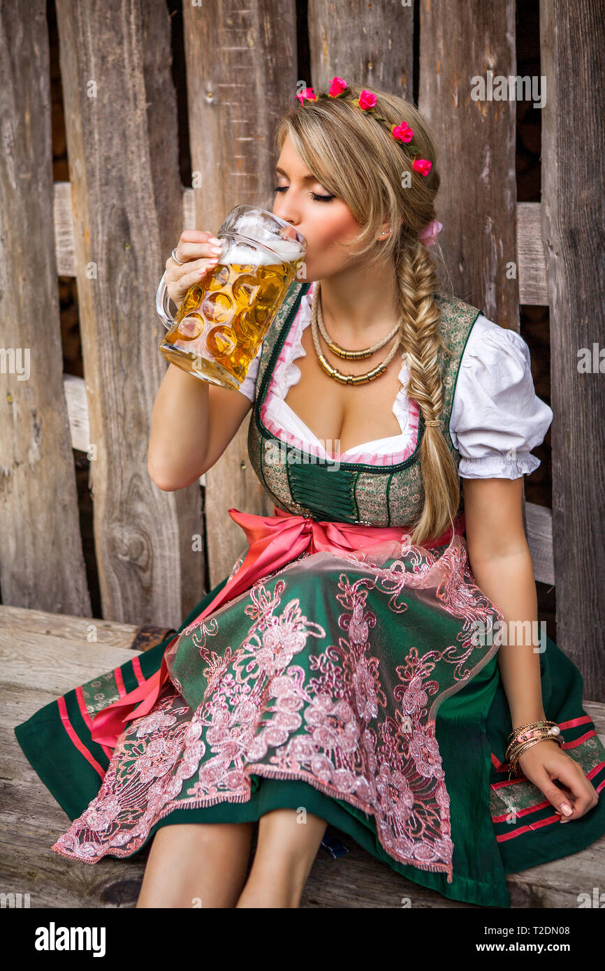 Hübsche Junge Deutsche Oktoberfest Blonde Frau In Einem Dirndl Kleid Mit Bier Stockfotografie