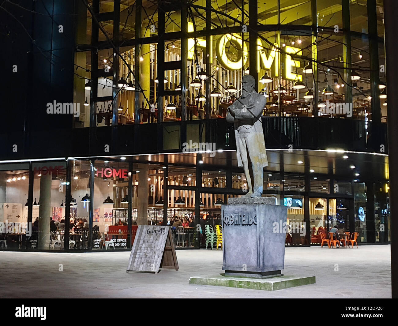 Manchester, Großbritannien - 17 Februar, 2019: Abend Erfassung von HOME Zentrum für internationale zeitgenössische Kunst, Theater und Film und die Statue von Frie Stockfoto