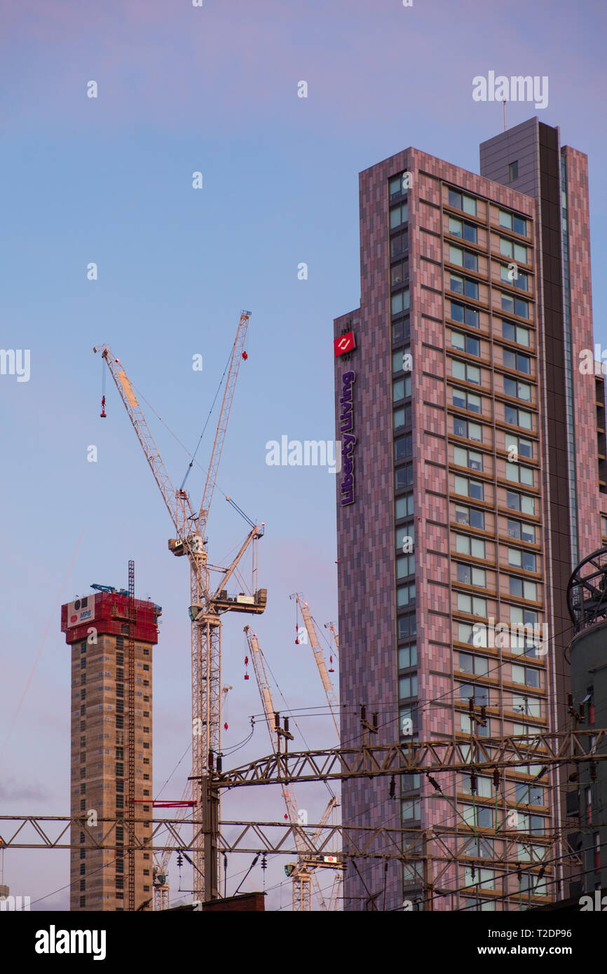 Manchester, Großbritannien - 17 Februar, 2019: Kräne und Türme während der umfangreichen Bauarbeiten im Stadtzentrum von Manchester. Stockfoto