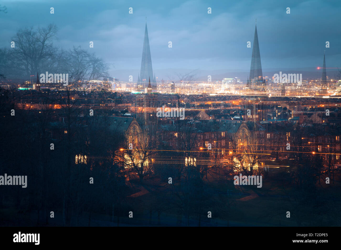 Panoramabild von Glasgow in der Nacht. Blauer Himmel und Lichter. Stockfoto