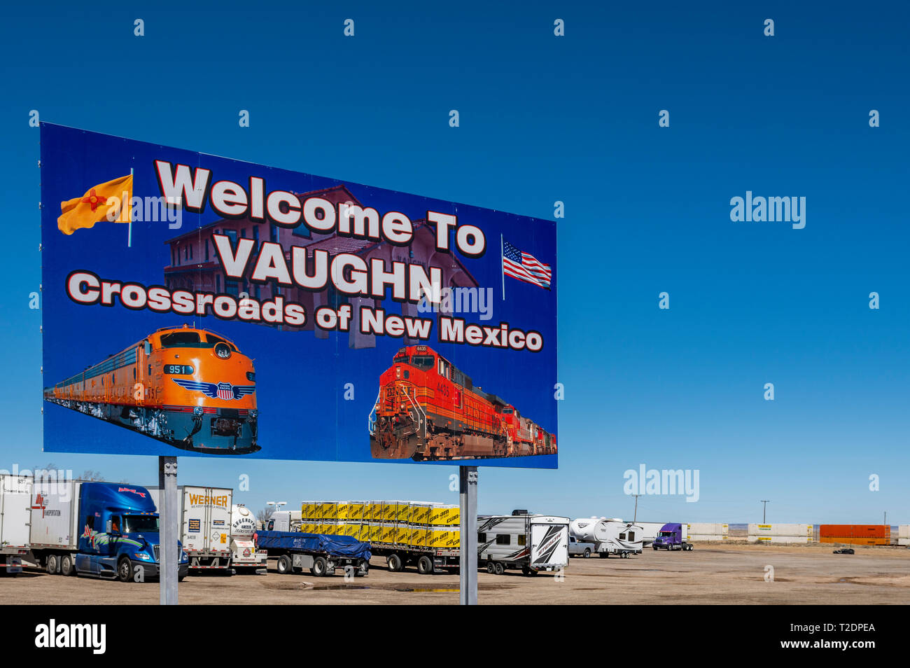 Anmelden, um Vaughn, New Mexico, USA eine Kreuzung für Burlington Northern Santa Fe und Union Pacific Railroad lines Willkommen. Stockfoto