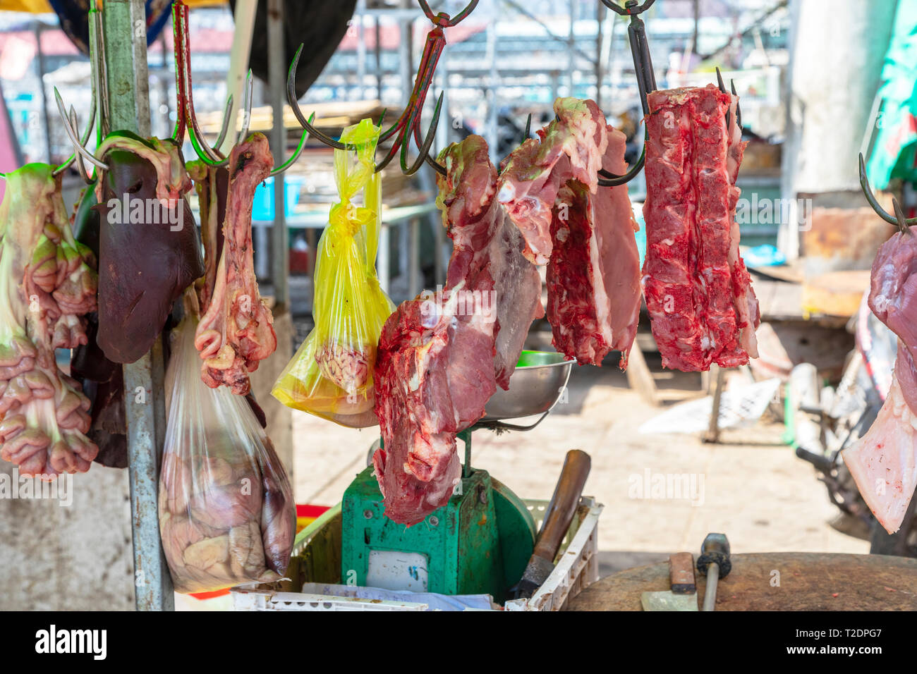 Metzgerei mit frischem Fleisch und schlachteten Tiere, Straße Marktstand, Dinh Cau, Insel Phu Quoc, Vietnam, Asien Stockfoto