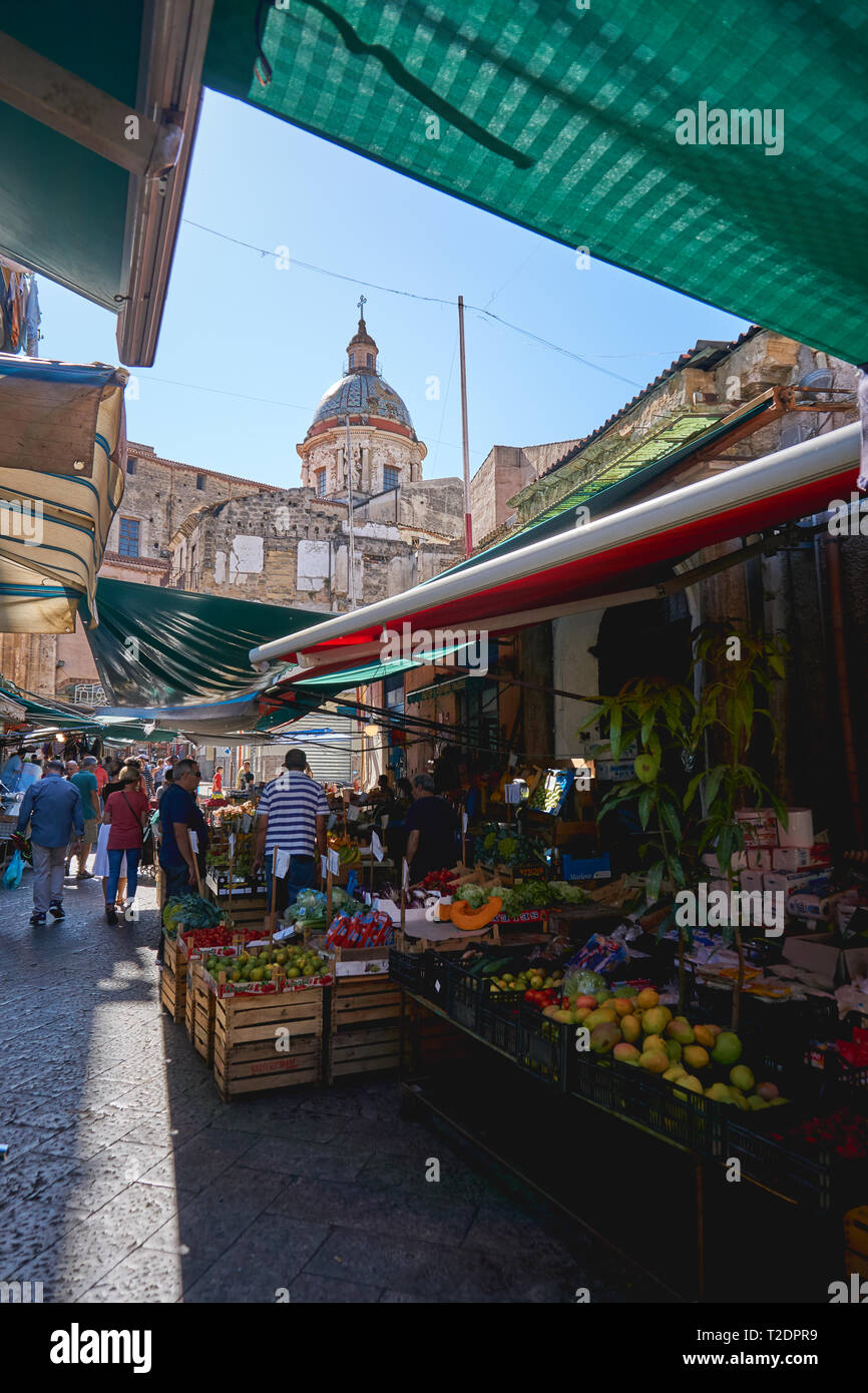 Palermo, Italien - September. 2018. Meeresfrüchte und Gemüse Stände in der ballarò Markt, dem ältesten Lebensmittelmarkt in Palermo. Stockfoto