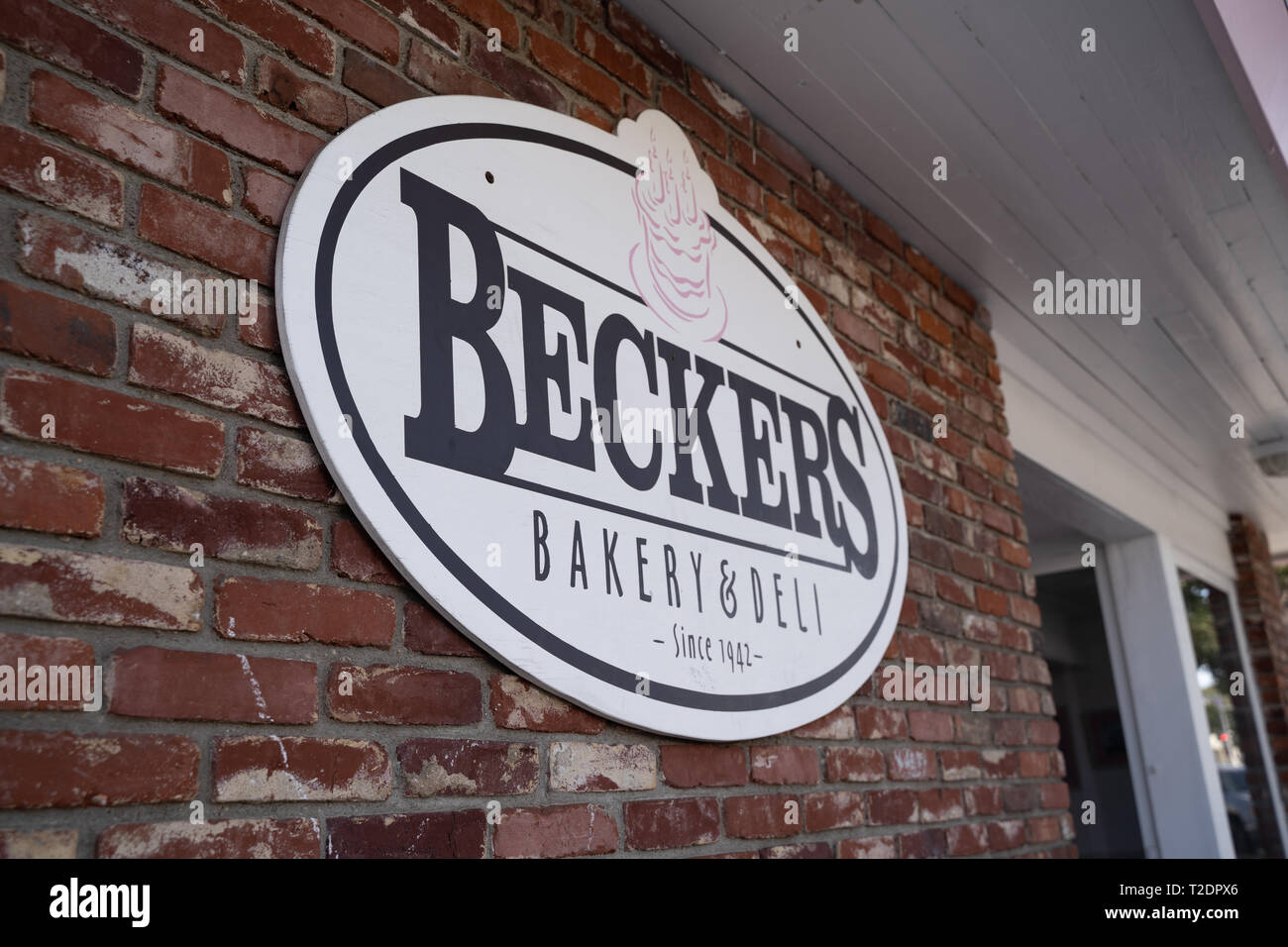 Manhattan Beach, Kalifornien - 26. März 2019: Zeichen für Beckers Bäckerei und Feinkostladen in der Innenstadt von Manhattan Beach in Südkalifornien Stockfoto