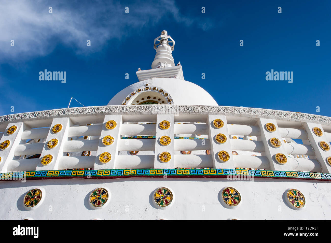 Nahaufnahme der kleinste Details malte auf Shanti Stupa, einem buddhistischen Kloster in Leh, Ladakh, im indischen Himalaya. Stockfoto