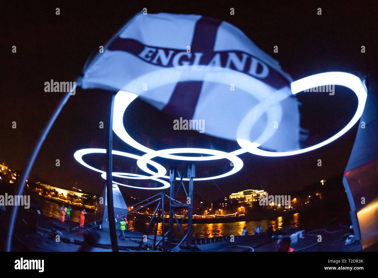 Die Olympischen Ringe leuchten auf Arbeitnehmer, die, 'Ringe auf dem Fluss' Ausstellung, von Greenwich an der South Bank, während der Olympischen Spiele in London 2012. Stockfoto