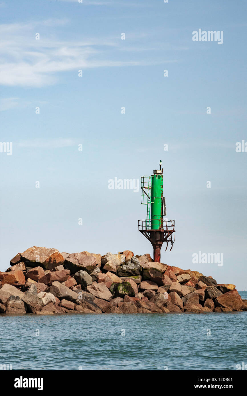 Grün Leuchtturm auf Felsen aus Ramsgate Hafen, Süd-Ost-Küste von England Stockfoto