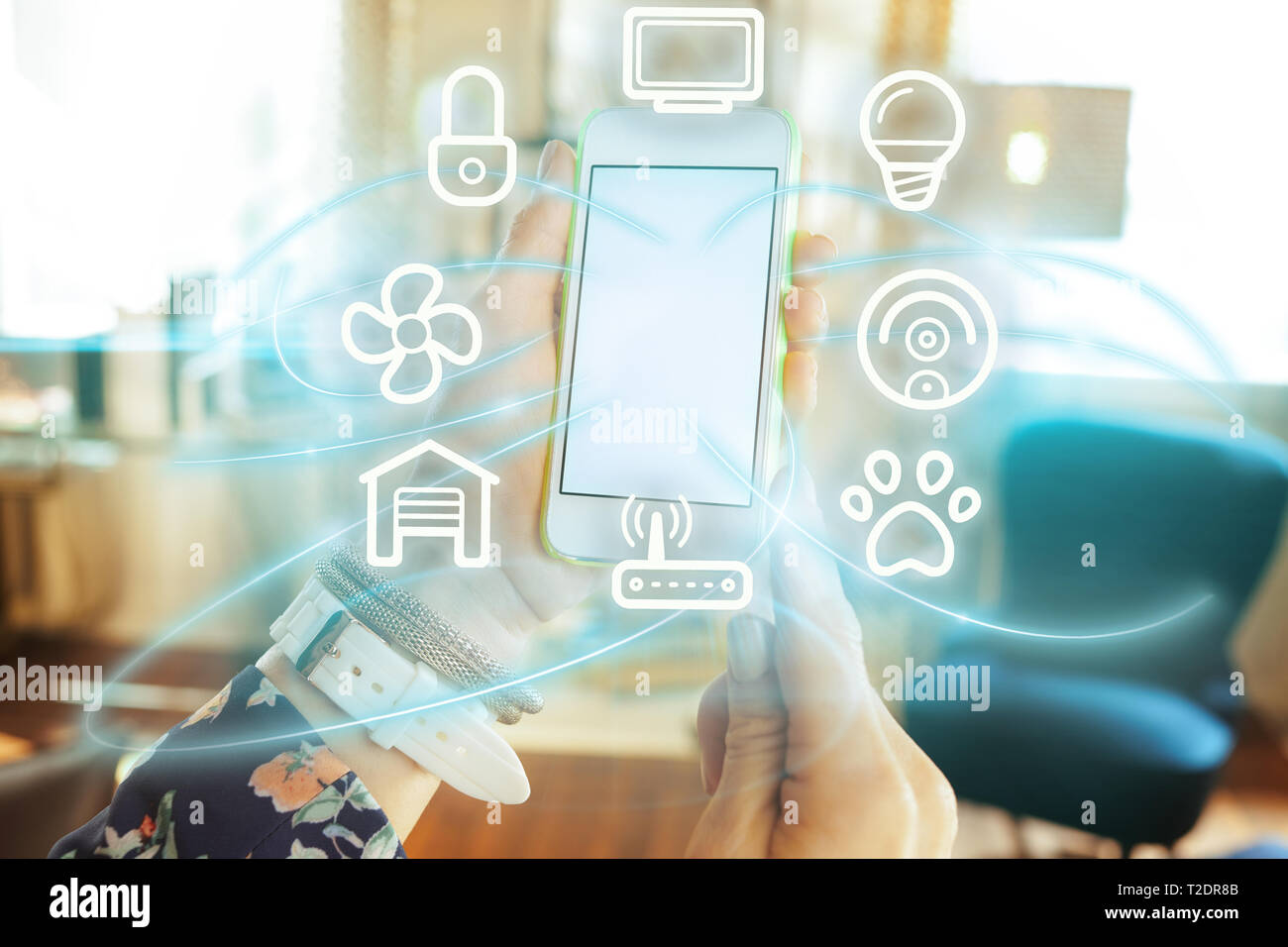 Nahaufnahme auf Smartphone mit leerer Bildschirm in der Hand der modernen Frau zu Hause. Stockfoto