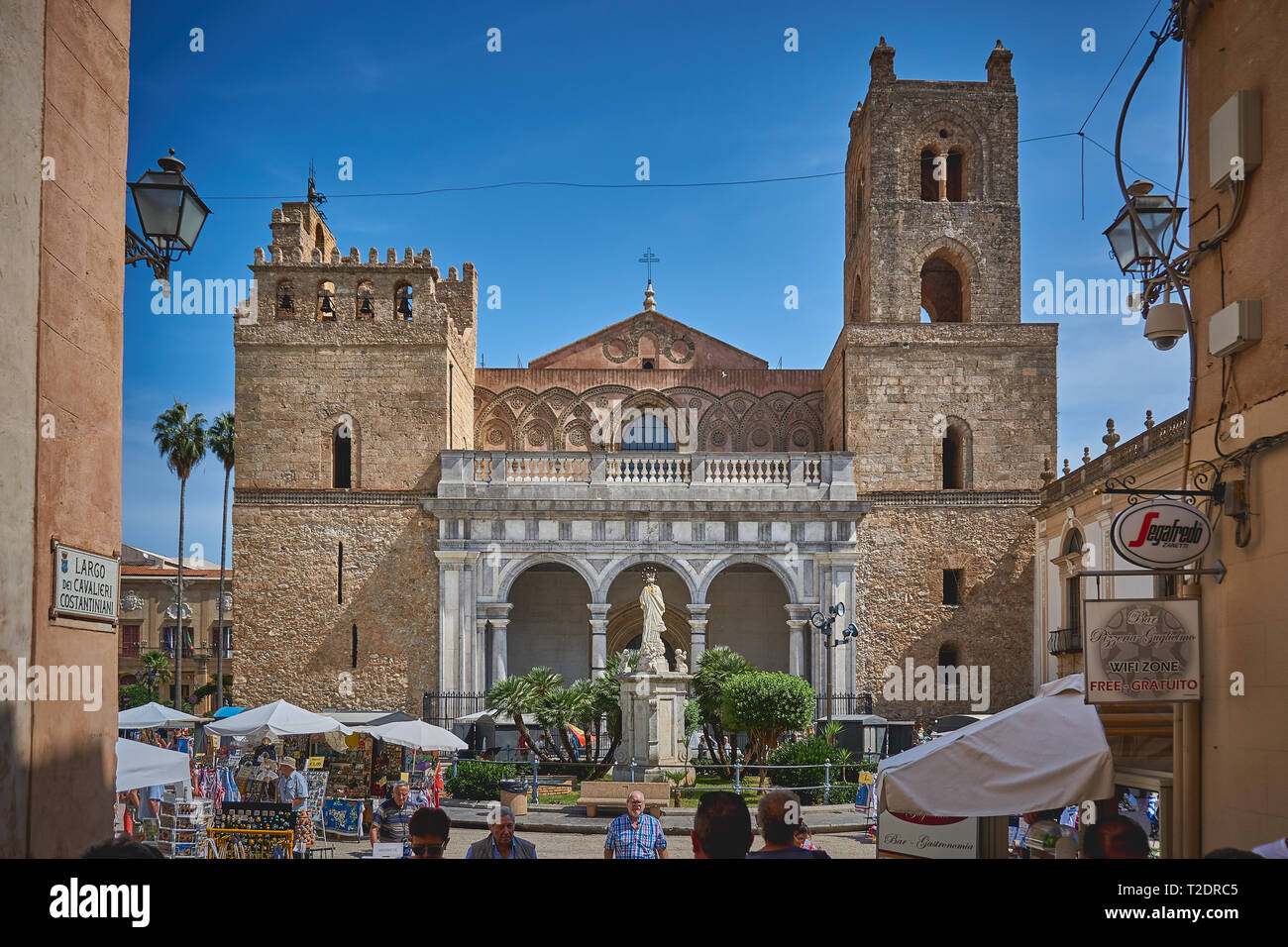 Monreale, Italien - Oktober, 2018. Die Fassade der Kathedrale von Monreale, eines der bedeutendsten Beispiele der normannischen Architektur. Stockfoto