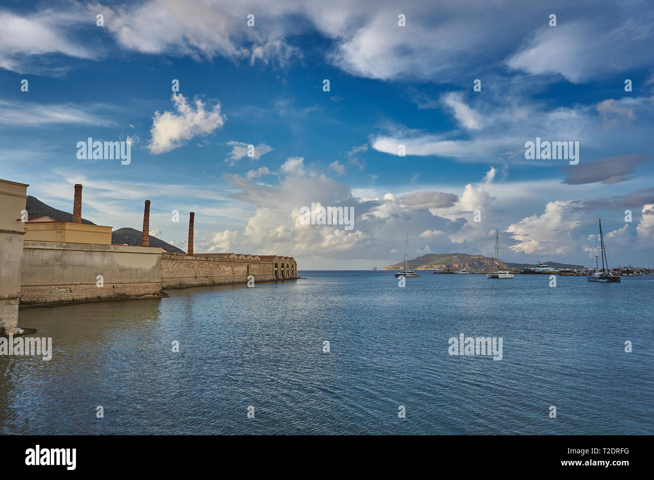 Favignana, Italien - September, 2018. Blick über die Bucht Hafen mit dem alten Thunfisch Cannery (als Stabilimenti Florio bekannt). Stockfoto