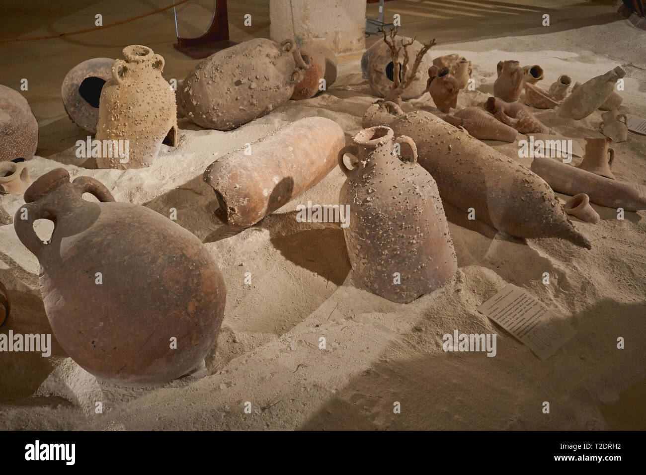 Favignana, Italien - November, 2018. Gruppe von alten Terrakotta Vasen (oder Amphoren) im Mittelmeer von einem Schiffswrack gefunden. Stockfoto