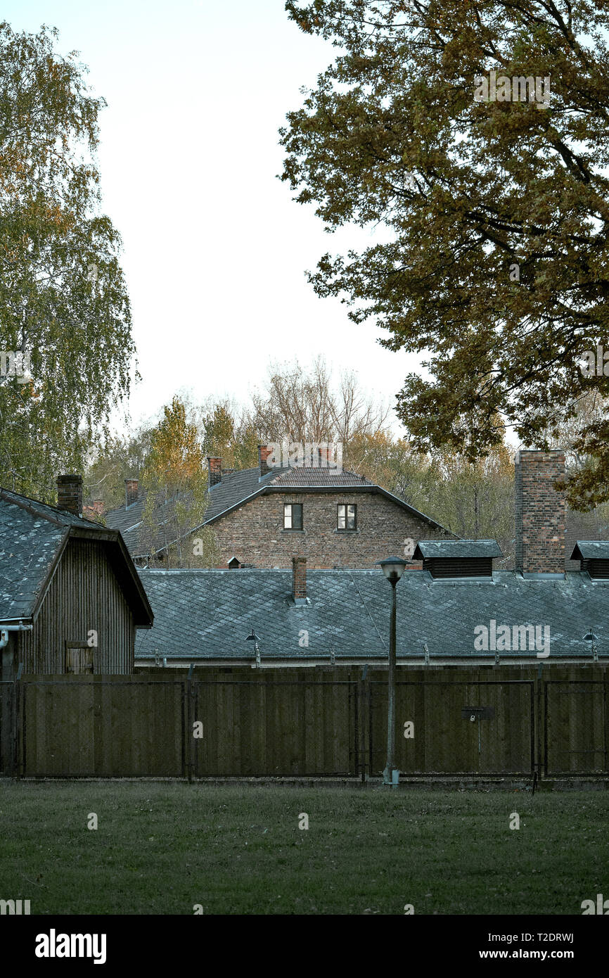 Zaun mit elektrischen Leitungen in Auschwitz Osventsim Konzentrationslager - ein Netzwerk von deutschen NS-Konzentrationslager und Vernichtungslager gebaut und o Stockfoto