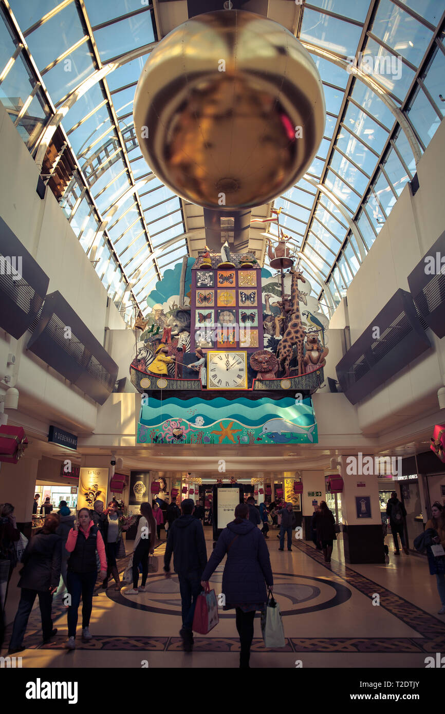 Inverness Schottland das Einkaufszentrum Eastgate Clock und Leuchten Stockfoto