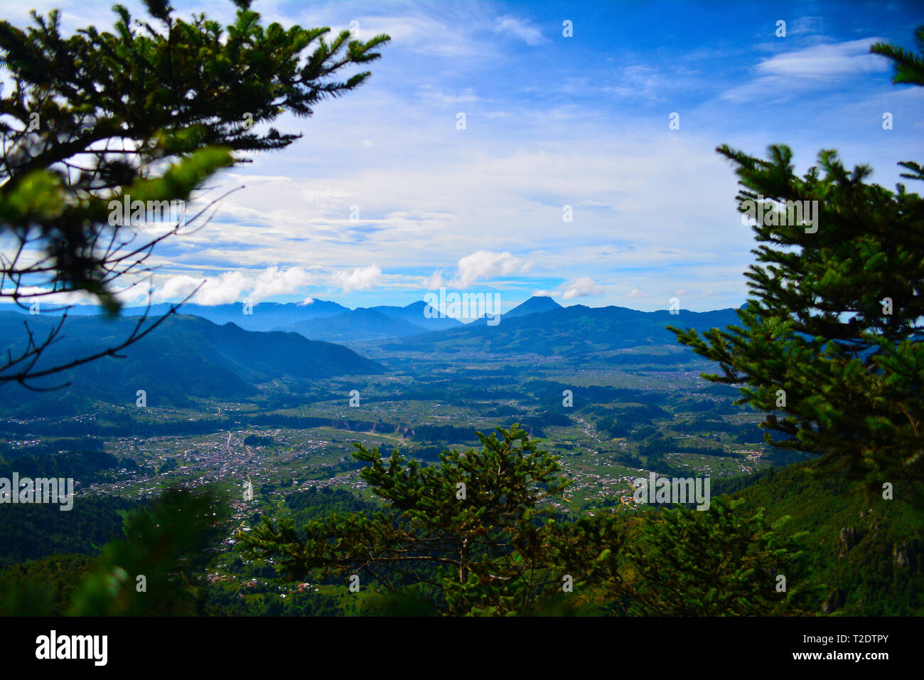 Mirador El granizo lugar Sagrado por los Pueblos Mayas en cajola Xela, Vista Al Gran Valle de los Altos xelaju noj. y los Municipios montañas volcanes Stockfoto