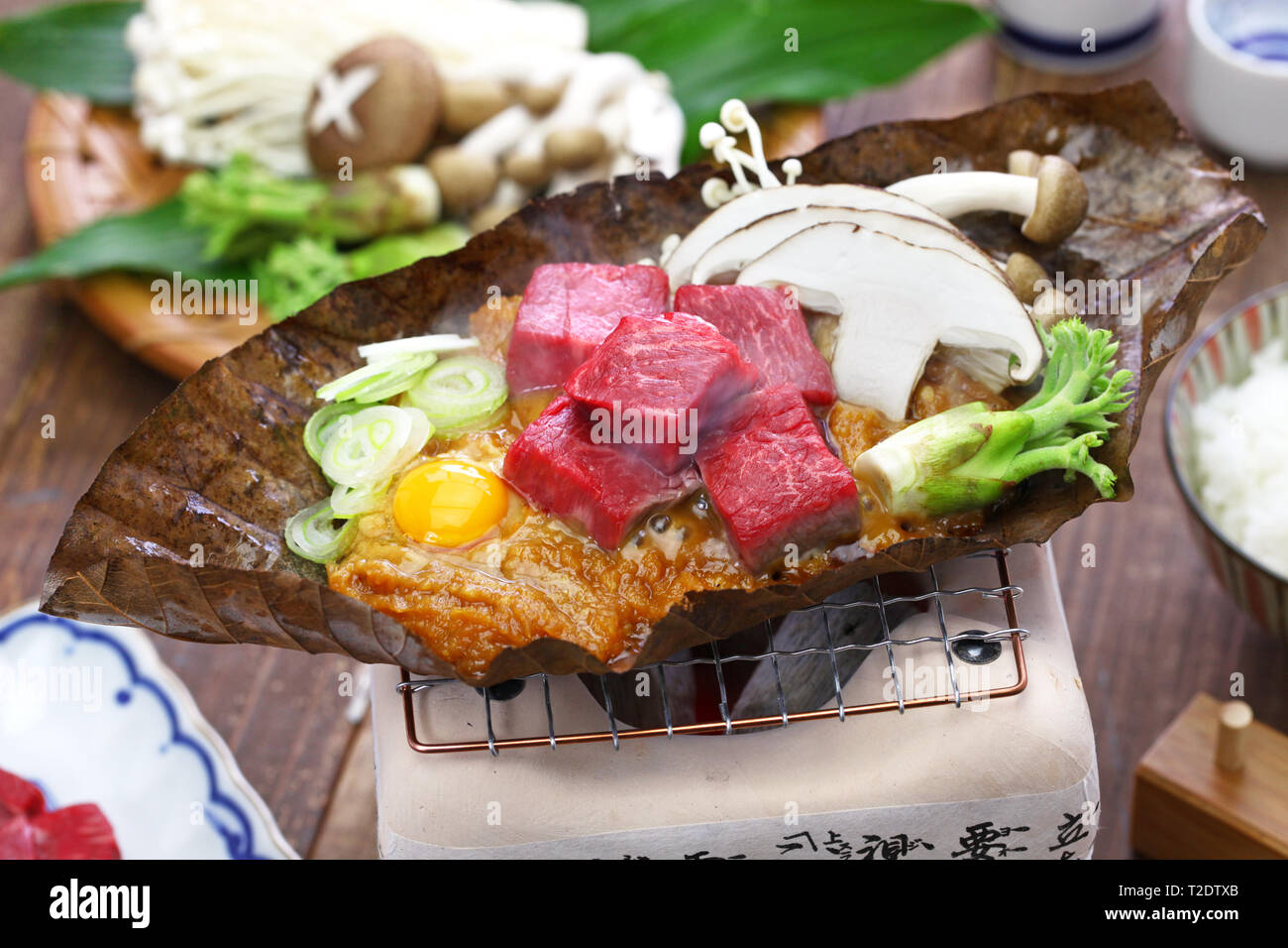 Holzkohle gegrillten Hida Rindfleisch auf Hoba miso Japanische Takayama lokale Gericht Stockfoto