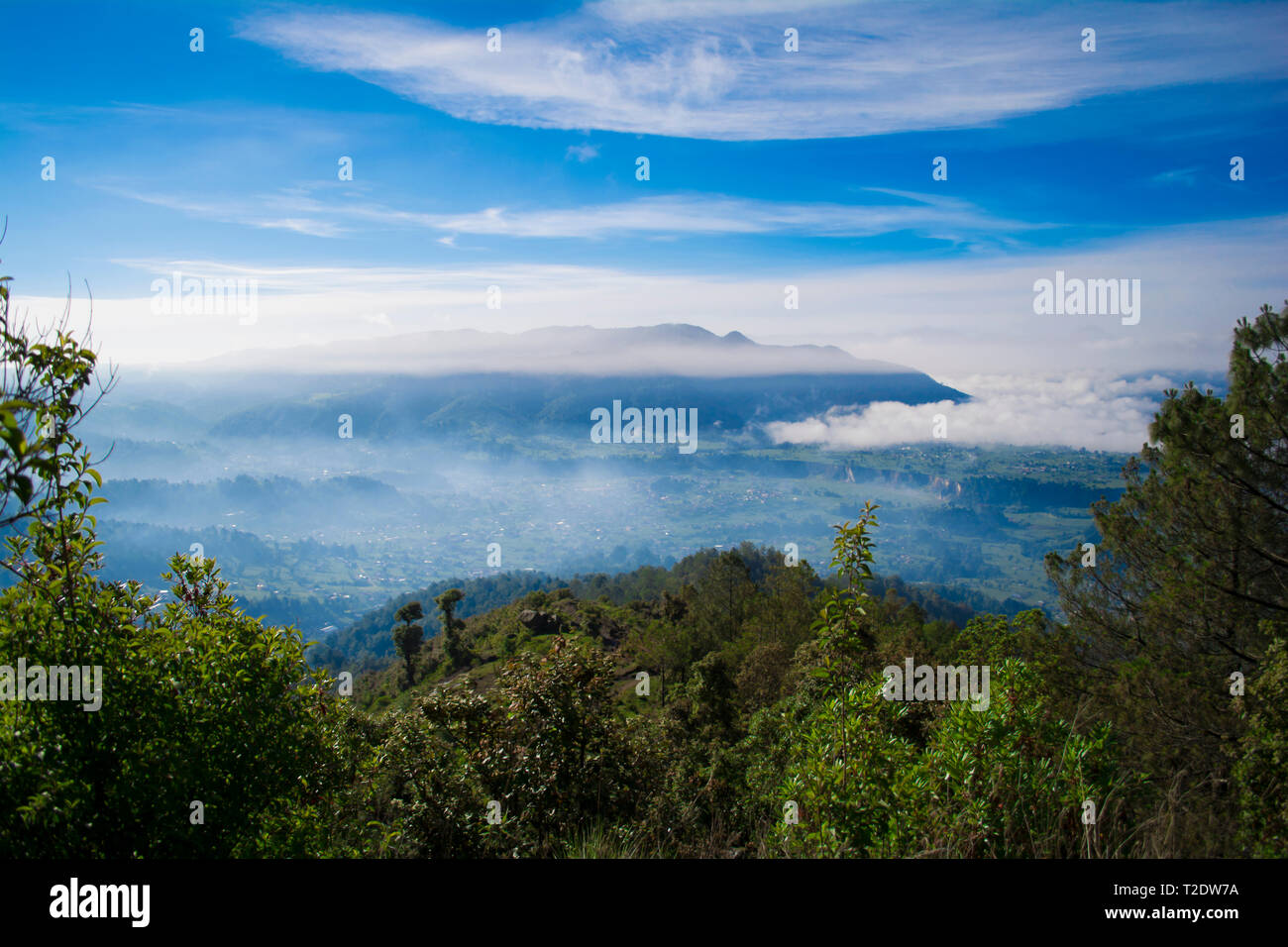 Mirador El granizo lugar Sagrado por los Pueblos Mayas en cajola Xela, Vista Al Gran Valle de los Altos xelaju noj. y los Municipios montañas volcanes Stockfoto