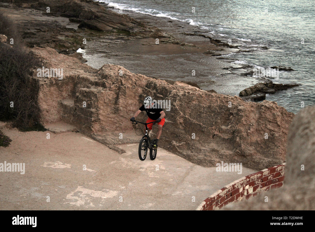 Studien Mountainbike auf felsigen Küste über Meer Stockfoto