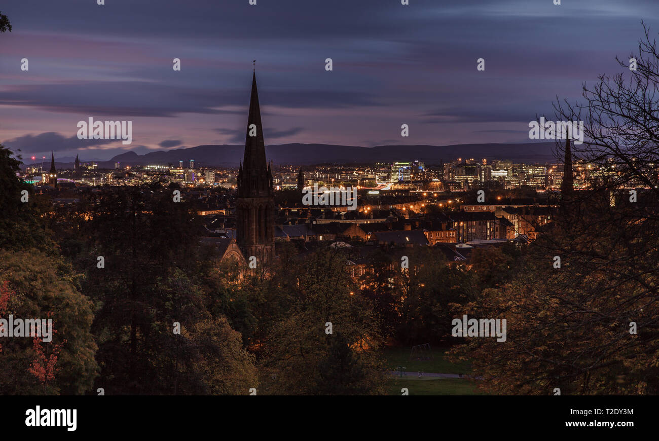 Panoramabild von Glasgow in der Nacht. Blauer Himmel und Lichter. Stockfoto
