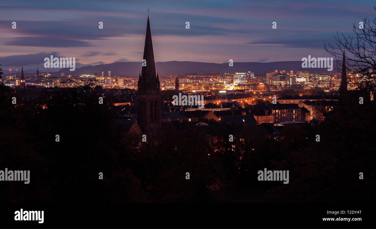 Panoramabild von Glasgow in der Nacht. Blauer Himmel und Lichter. Stockfoto