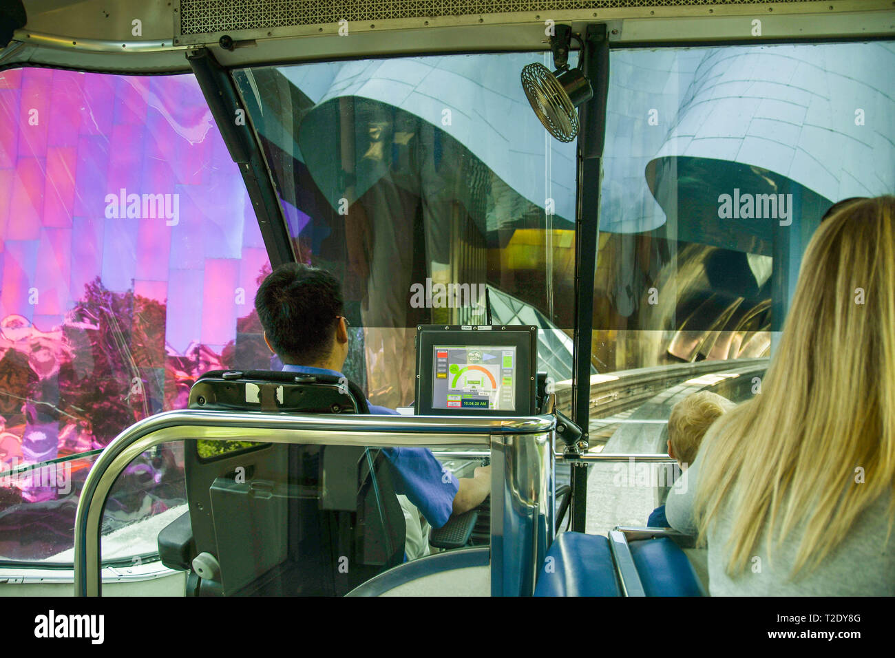 SEATTLE, Washington State, USA - JUNI 2018: Treiber funktioniert die Bedienelemente der Monorail Bahn, die von der Seattle Center in die Innenstadt läuft Stockfoto